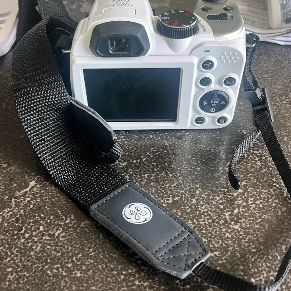 EUC GE white X500 16.0 megapixel digital camera with Carry bag and accessories